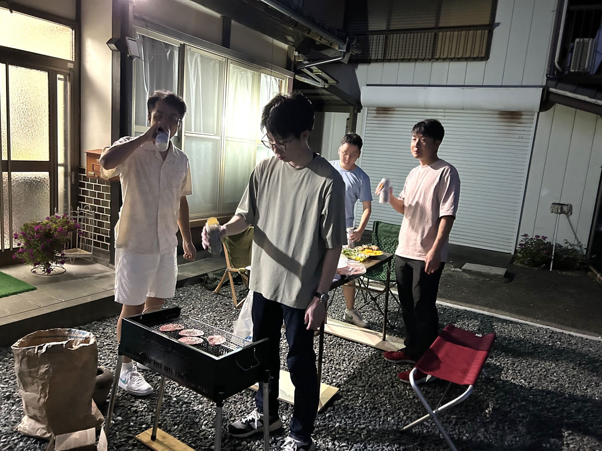 宿の前で楽しむBBQ